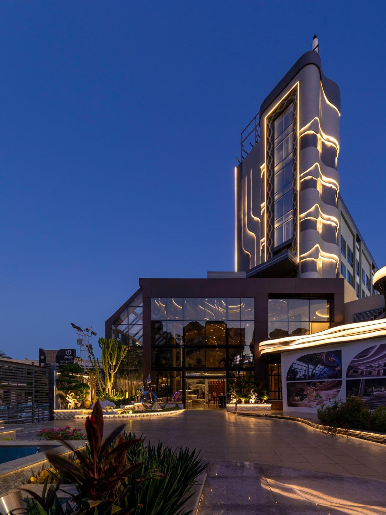 Mirage Hotel & Conference Center Alexandria Luaran gambar The hotel at night